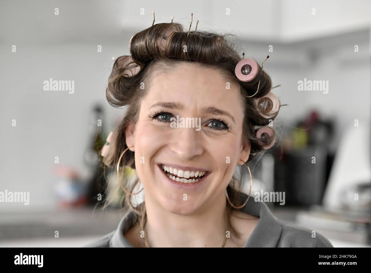 Femme avec des curlers, Bade-Wurtemberg, Allemagne Banque D'Images