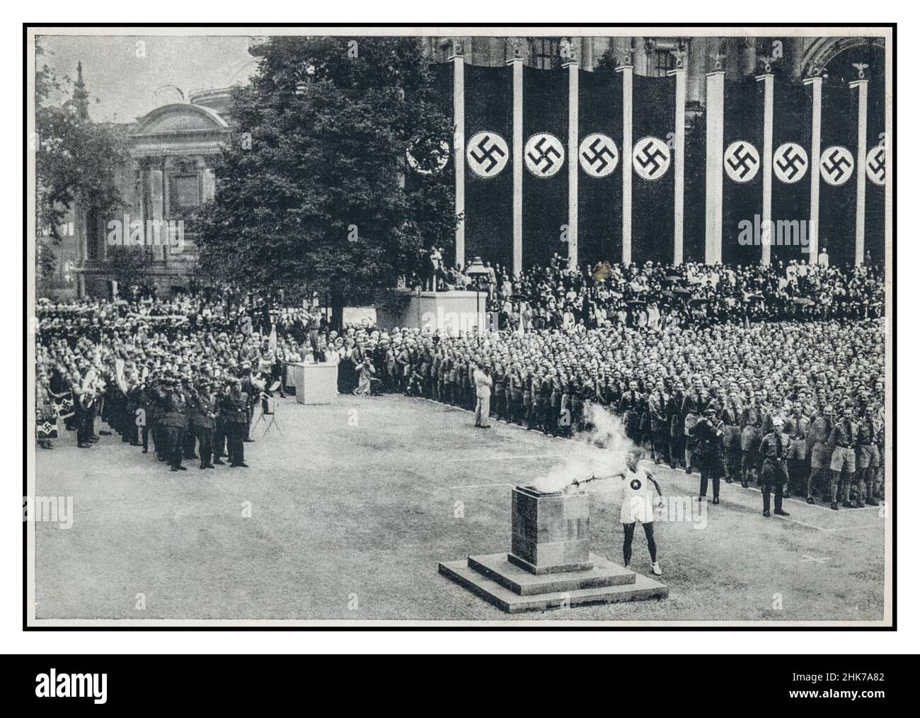 Jeux olympiques de 1936 Berlin Allemagne nazie.Les soldats nazis saluent l'arrivée de la torche olympique et le début des Jeux de 1936.Nazis Swastika bannières derrière pour maximiser la valeur de propagande à Adolf Hitler et l'Allemagne nazie Banque D'Images