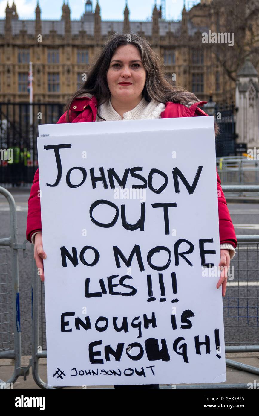 Protestation contre le Premier ministre Boris Johnson.Manifestant féminin avec étiquette Johnson Out.Plus de mensonges.C'est suffisant Banque D'Images