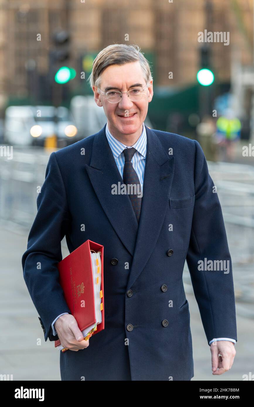 Le député conservateur Jacob Rees-Mogg, leader de la Chambre des communes, arrivant au Palais de Westminster, Londres, Royaume-Uni, porte un livre rouge Banque D'Images