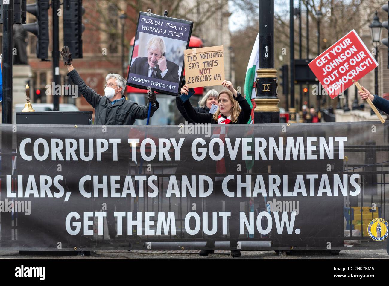 Protestation contre le Premier ministre Boris Johnson.Bannière accusant le gouvernement conservateur de corruption, de mensonges et de tricherie Banque D'Images