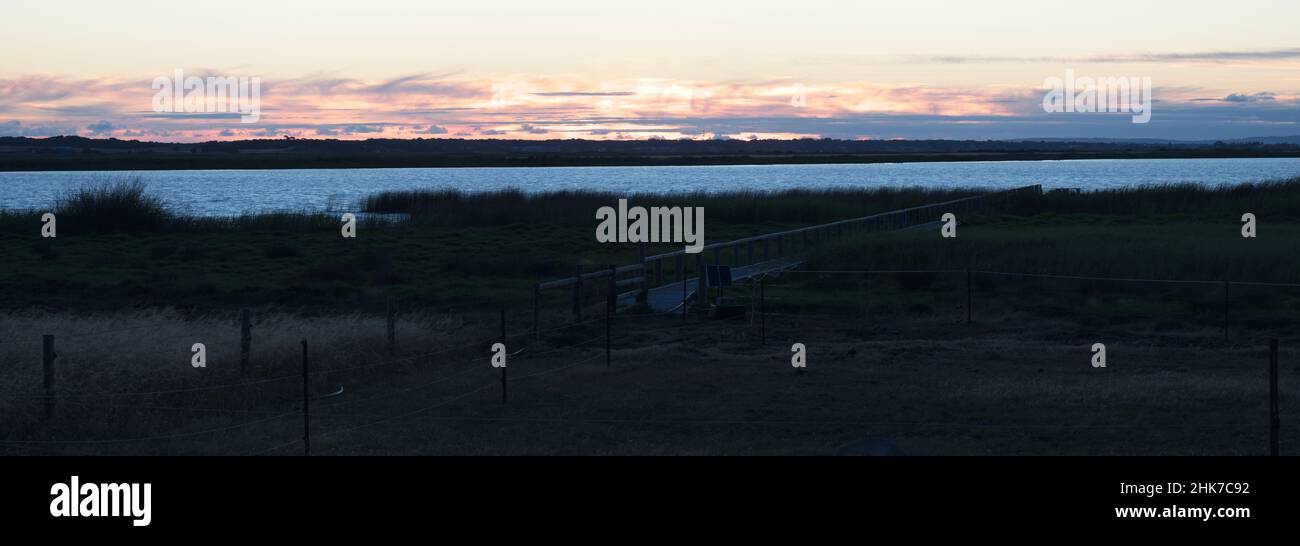 Panorama de la jetée et coucher de soleil spectaculaire sur la rivière dans la ferme rurale de Clayton, Australie méridionale. Banque D'Images