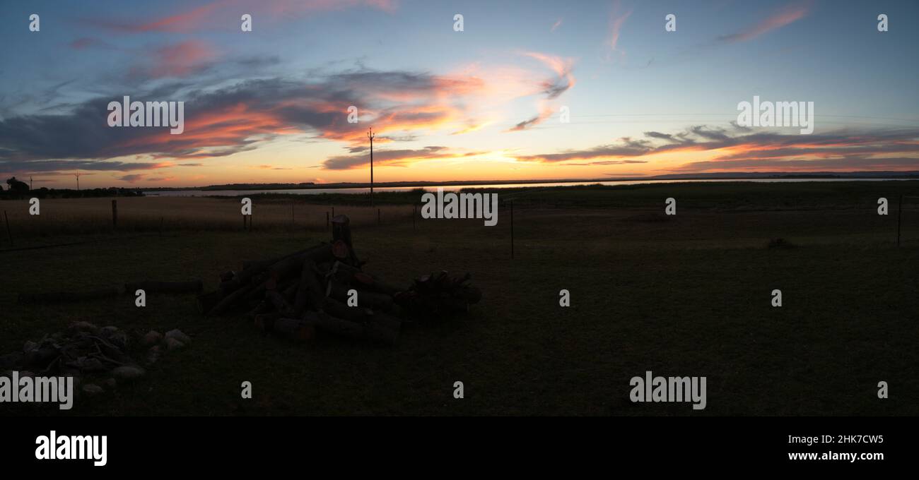 Panorama de la jetée et coucher de soleil spectaculaire sur la rivière dans la ferme rurale de Clayton, Australie méridionale. Banque D'Images