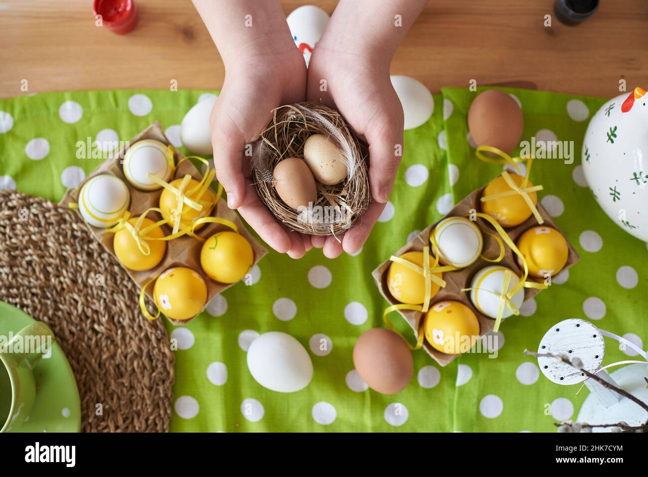 Deux oeufs pour les vacances de pâques dans les mains d'un enfant. Banque D'Images
