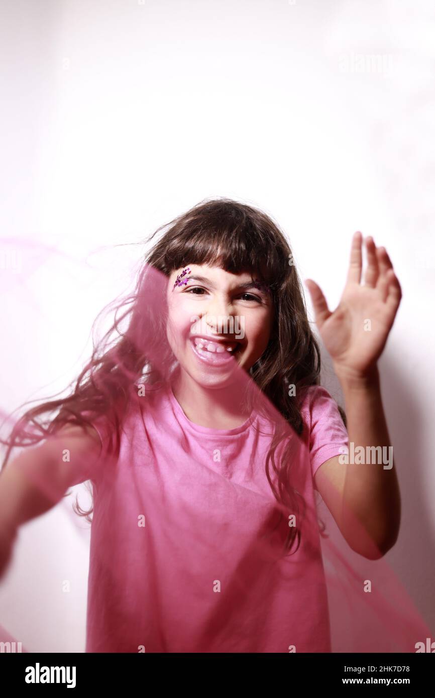 Fille avec grand sourire et maquillage heureux sur fond blanc Banque D'Images