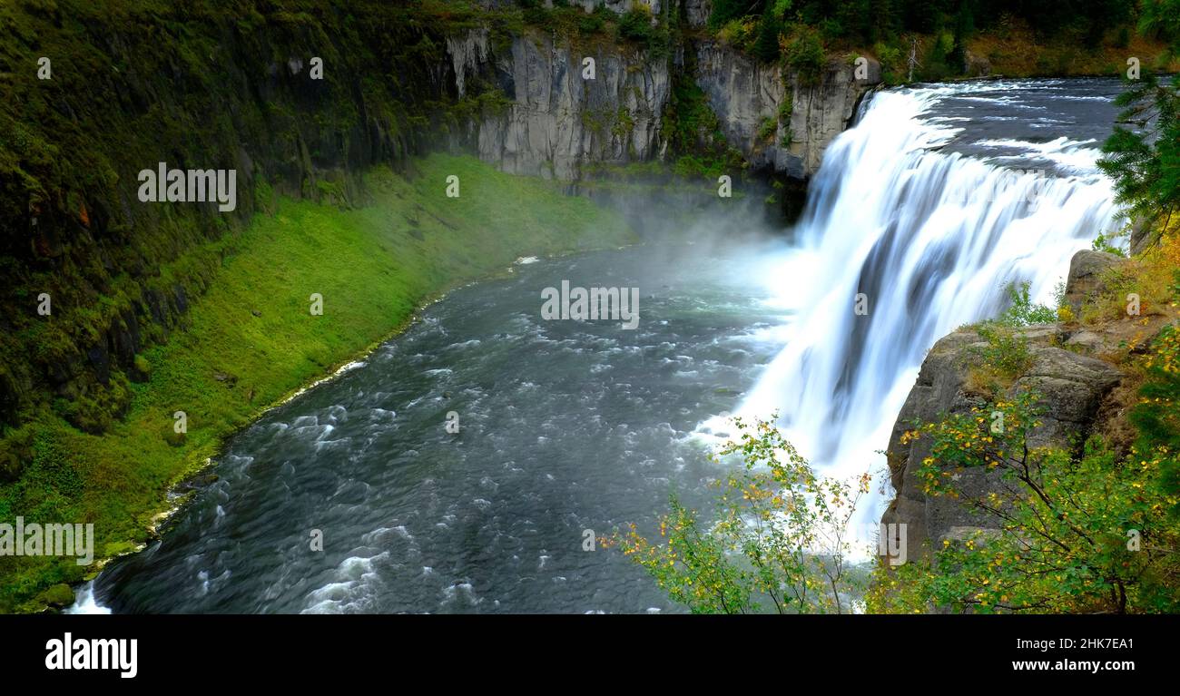 Chutes d'eau de Mesa Falls dans les gorges de l'Idaho gorge eau sauvage plantes vertes luxuriantes Banque D'Images