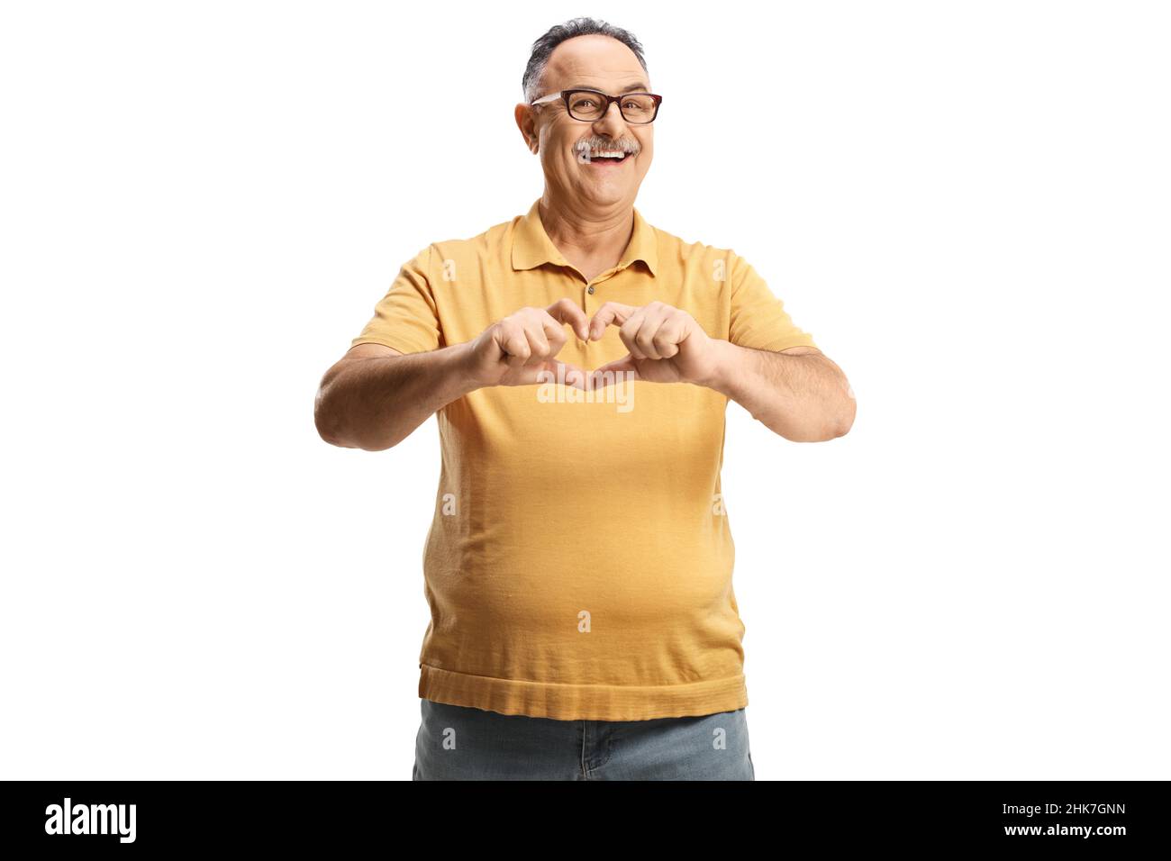 Heureux homme mature gestante d'un symbole de coeur avec des mains isolées sur fond blanc Banque D'Images