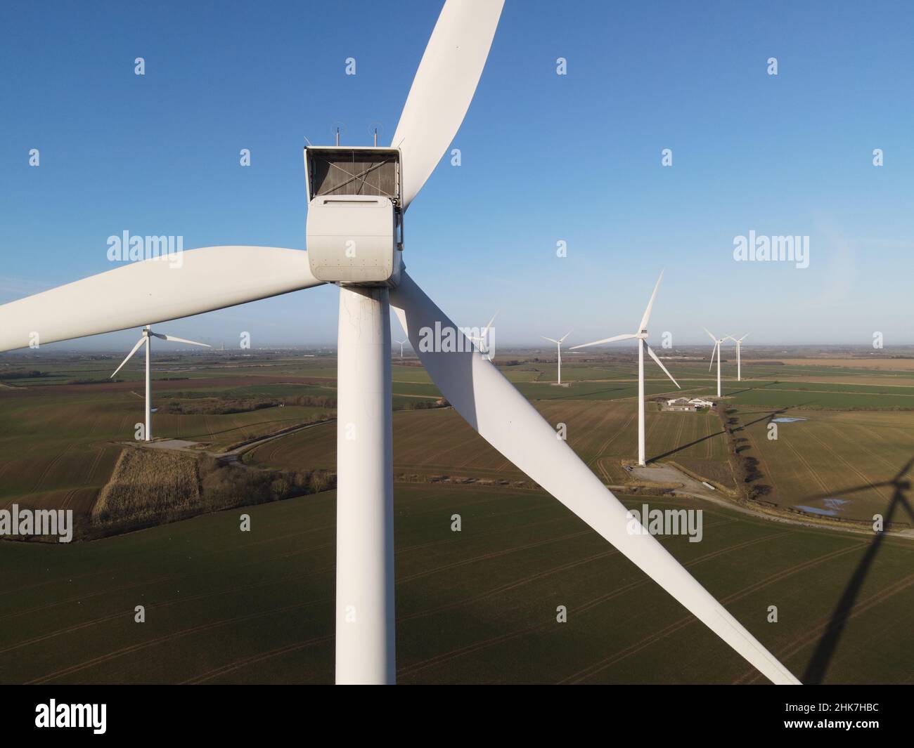 48Mpx éoliennes en champ ensoleillé Banque D'Images