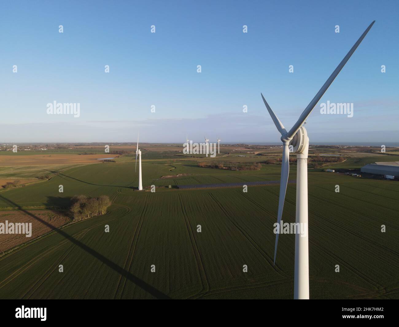 48Mpx éoliennes en champ ensoleillé Banque D'Images