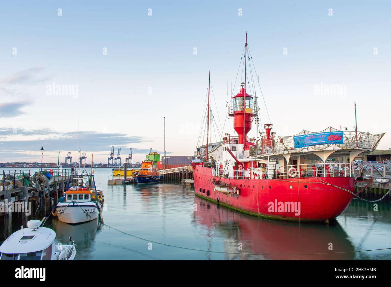 Le bateau-phare 18, célèbre comme « le bateau qui a secoué » et la station de radio pirate Caroline a amarré en permanence dans le port de Harwich, près de l'historique Ha'penny Pier. Banque D'Images