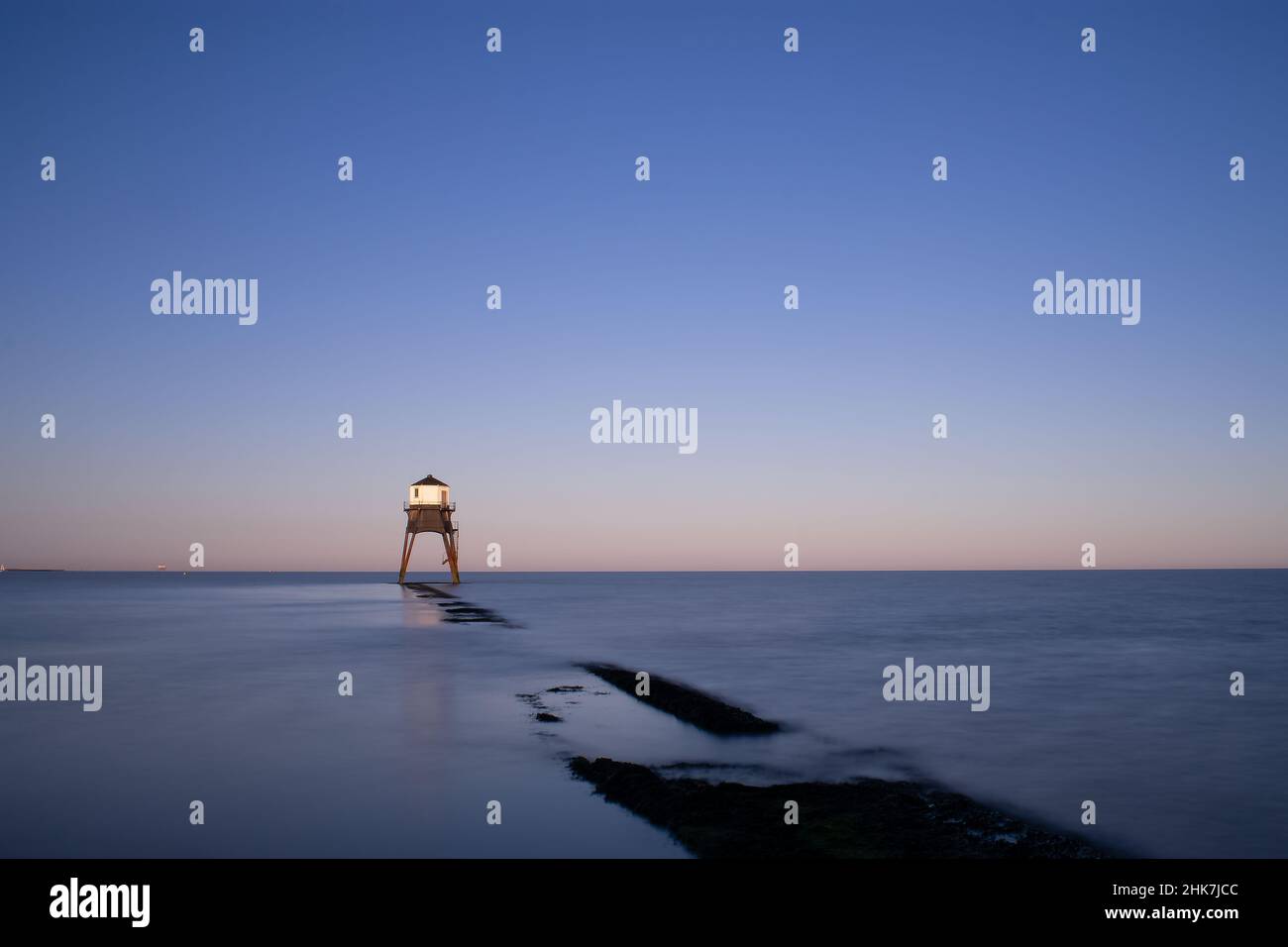 Image horizontale du phare de Dovercourt au coucher du soleil.Bleu profond et bande d'orange traversent le ciel.Copy Space, Harwich & Dovercourt, Essex, Royaume-Uni Banque D'Images