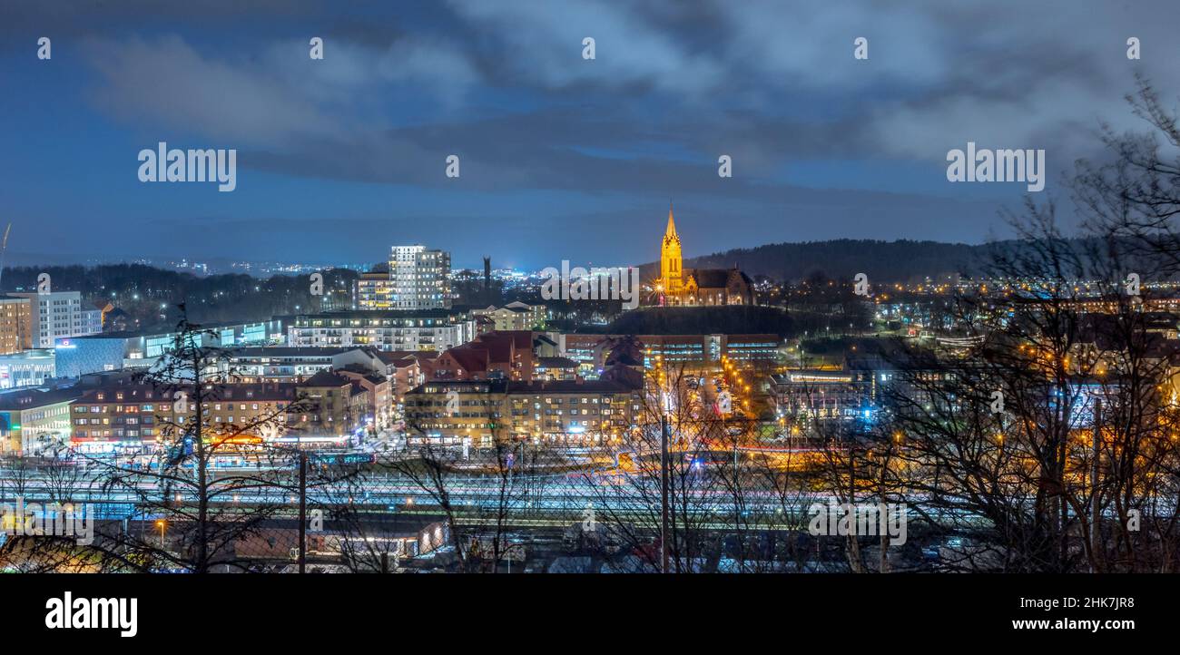 Mölndal, Suède - janvier 04 2022 : panorama nocturne du centre-ville de Mölndal Banque D'Images