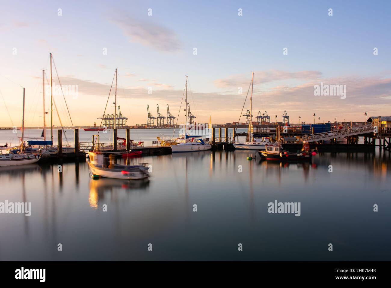 Des bateaux à voile remplissent le port de Harwich au coucher du soleil.Le port de Felixstowe et la jetée historique de Ha'penny peuvent être vus.Harwich & Dovercourt, Essex, Royaume-Uni Banque D'Images