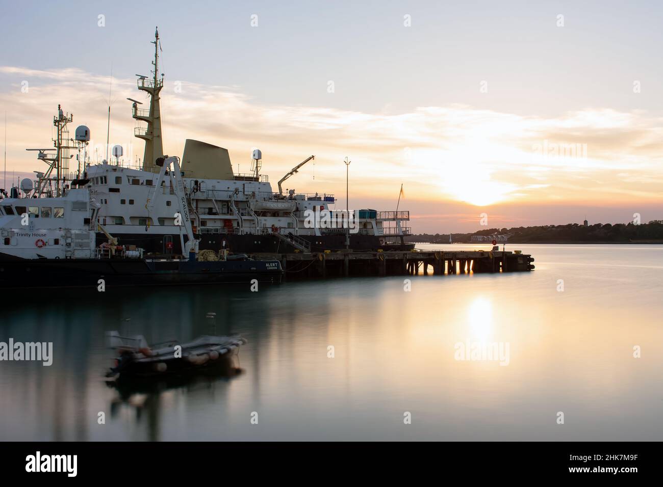 Le navire Trinity House THV Patricia, un navire de pose de bouées, amarré dans le port de Harwich au coucher du soleil au bord de la rivière Stour à Harwich & Dovercourt, Essex, Royaume-Uni Banque D'Images