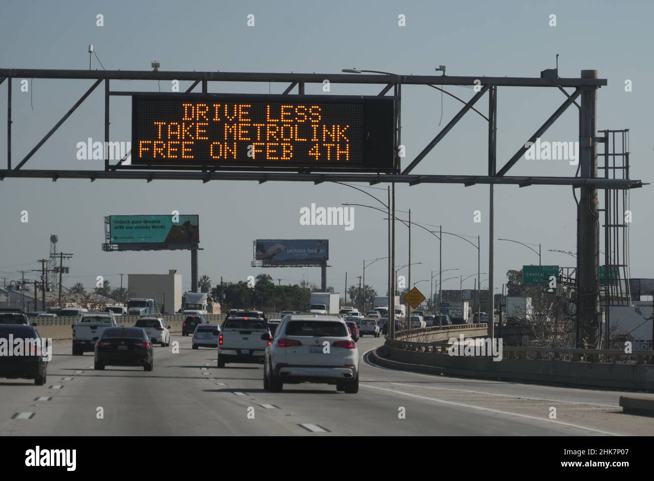 Un tableau de messages Caltrans avec les mots « Drive Less. Prenez Metrolink gratuitement le 4 février est vu sur l'autoroute Interstate 10, le mercredi 2 février 2022, à Los Angeles pour reconnaître le transit Equity Day. Cette journée rend hommage à la militante des droits civiques Rosa Parks pour avoir résisté à la ségrégation des bus et refusé de céder son siège dans un bus public de Montgomery, en Ala. à un passager blanc. Banque D'Images