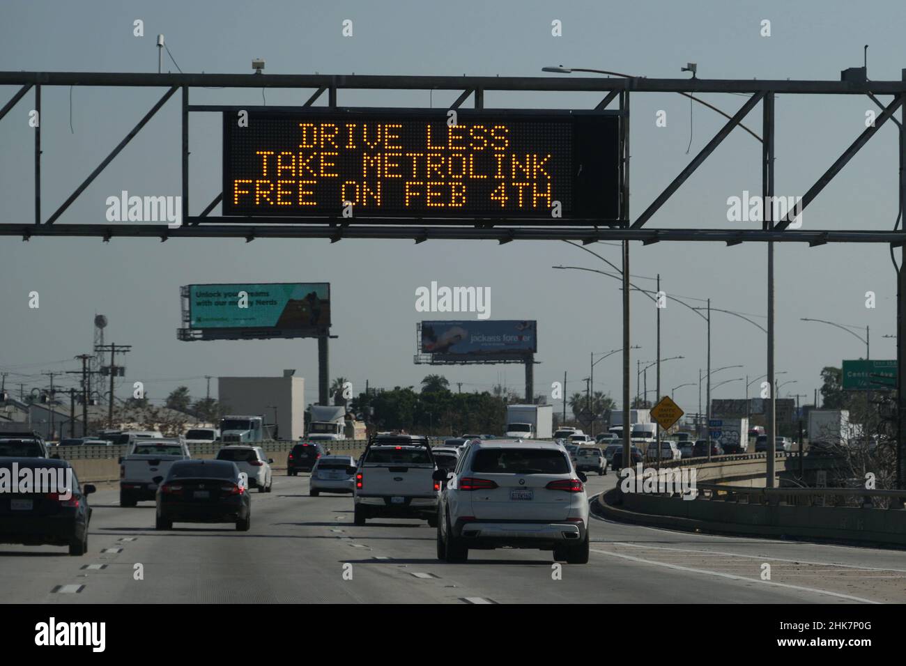Un tableau de messages Caltrans avec les mots « Drive Less. Prenez Metrolink gratuitement le 4 février est vu sur l'autoroute Interstate 10, le mercredi 2 février 2022, à Los Angeles pour reconnaître le transit Equity Day. Cette journée rend hommage à la militante des droits civiques Rosa Parks pour avoir résisté à la ségrégation des bus et refusé de céder son siège dans un bus public de Montgomery, en Ala. à un passager blanc. Banque D'Images