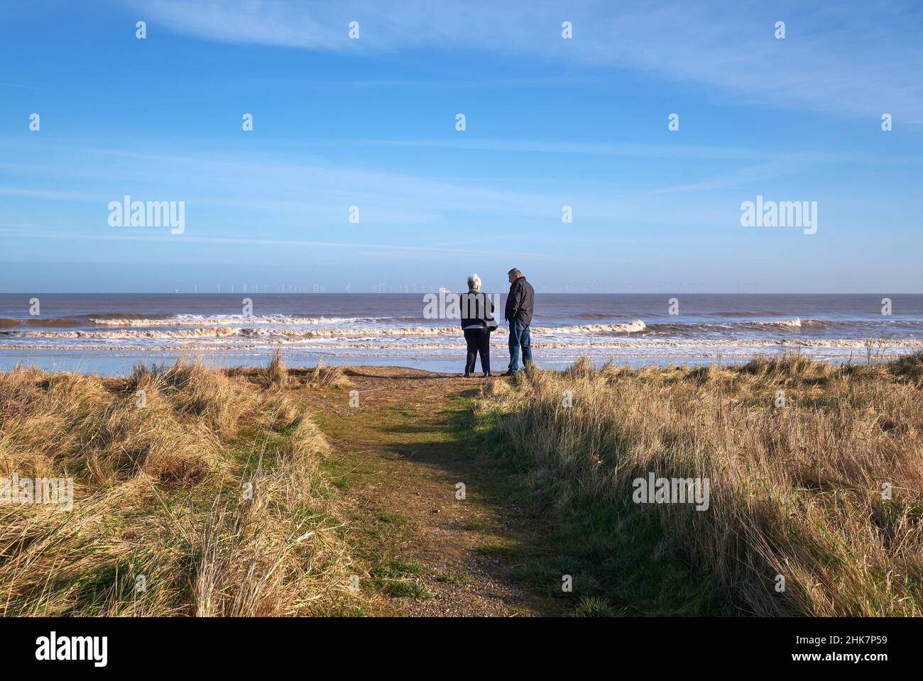 Couple d'âge moyen debout à côté d'une plage Banque D'Images