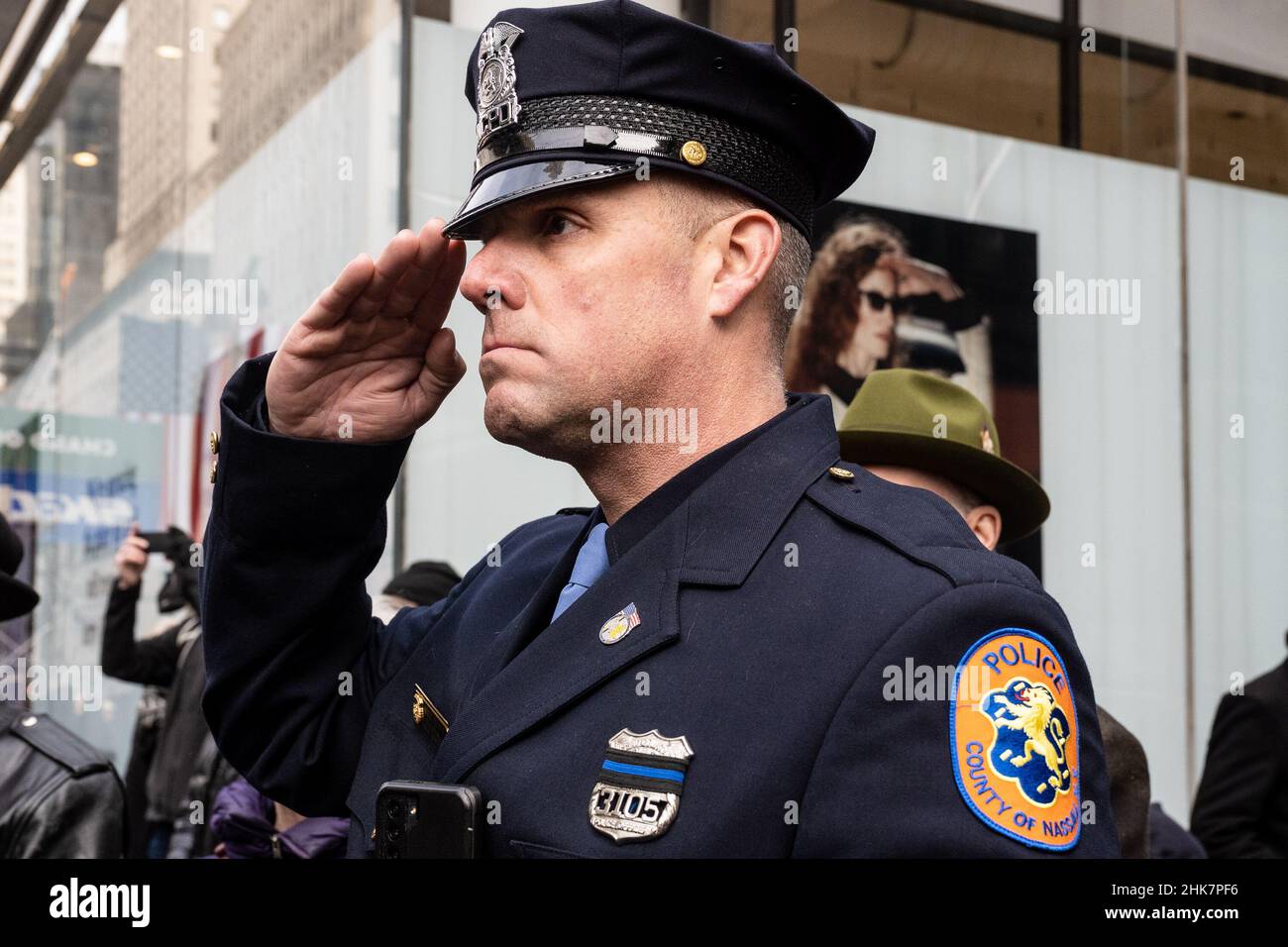 New York, États-Unis.29th janvier 2022.Les officiers de police et de police de la zone tri-état, ligne 5th Avenue, pour respecter leur dernier collègue tombé, l'officier de NYPD Wilbert Mora, après ses funérailles à la cathédrale Saint-Patrick de New York, New York, le 2 février 2022.(Photo de Gabriele Holtermann/Sipa USA) crédit: SIPA USA/Alay Live News Banque D'Images