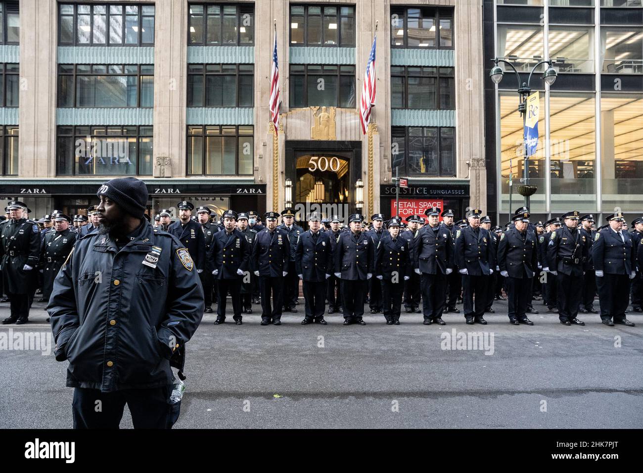 New York, États-Unis.29th janvier 2022.Les officiers de police et de police de la zone tri-état, ligne 5th Avenue, pour respecter leur dernier collègue tombé, l'officier de NYPD Wilbert Mora, après ses funérailles à la cathédrale Saint-Patrick de New York, New York, le 2 février 2022.(Photo de Gabriele Holtermann/Sipa USA) crédit: SIPA USA/Alay Live News Banque D'Images