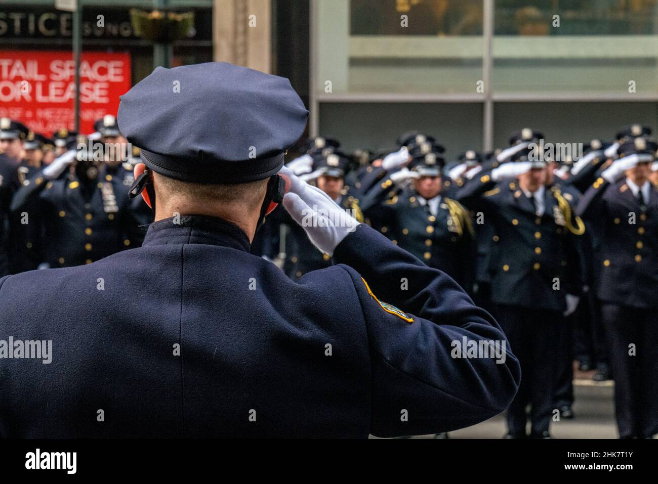 New York, New York, États-Unis.2nd févr. 2022.Les membres locaux et nationaux de l'ordre fraternel de la police remplissent 5th avenue de la cathédrale Saint-Patrick sur 51, rue à la bibliothèque publique de New York le long de 5th avenue à 42 rue à New York.Les officiers et les membres ont payé les derniers respects à la première classe de détective tombée Wilbert Mora.En janvier dernier, Mora a été tué dans l'exercice de ses fonctions lors d'un appel à New York.(Image de crédit : © Brian Branch Price/ZUMA Press Wire) Banque D'Images