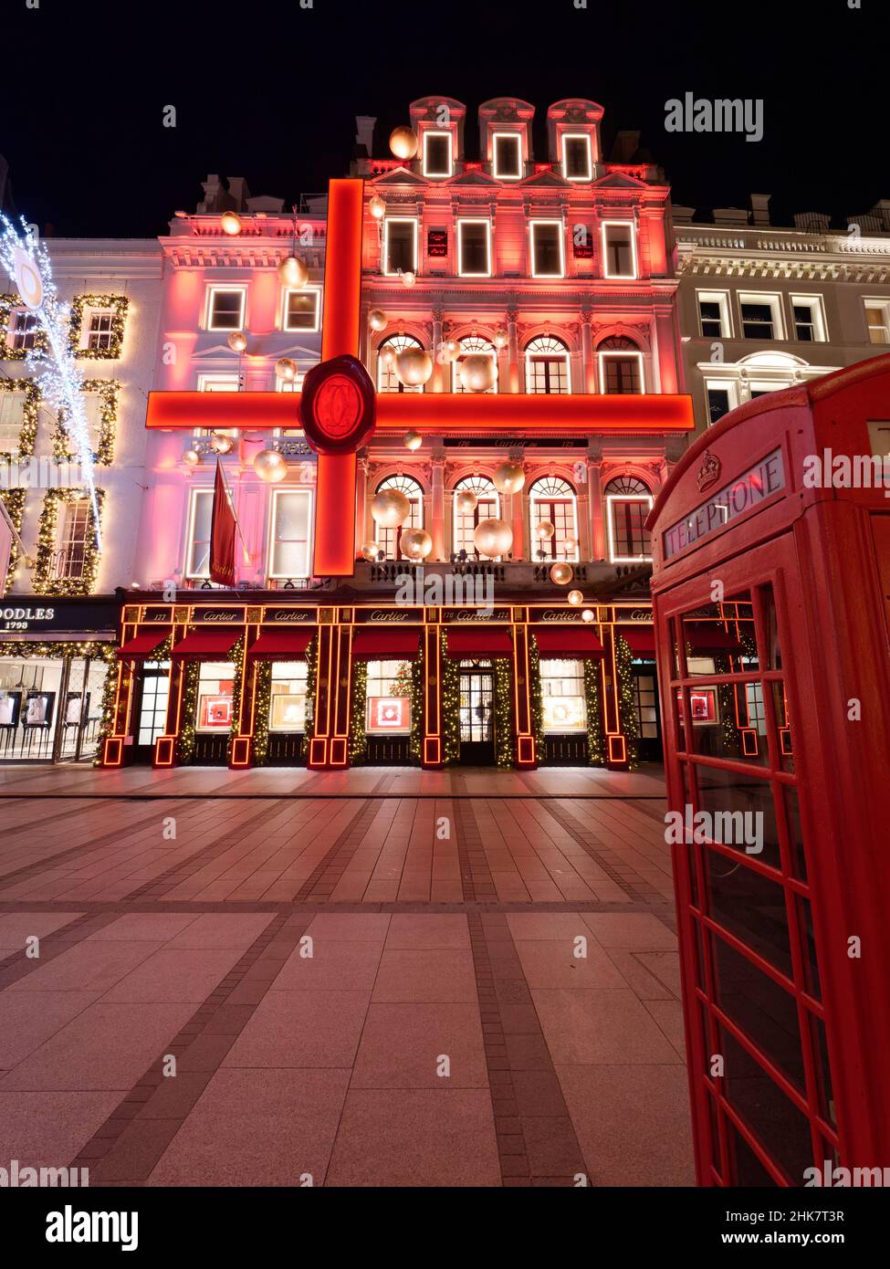 Londres, Grand Londres, Angleterre, janvier 4th 2022 : la boîte téléphonique et les joyaux Cartier façade de Noël festive sur New Bond Street la nuit. Banque D'Images