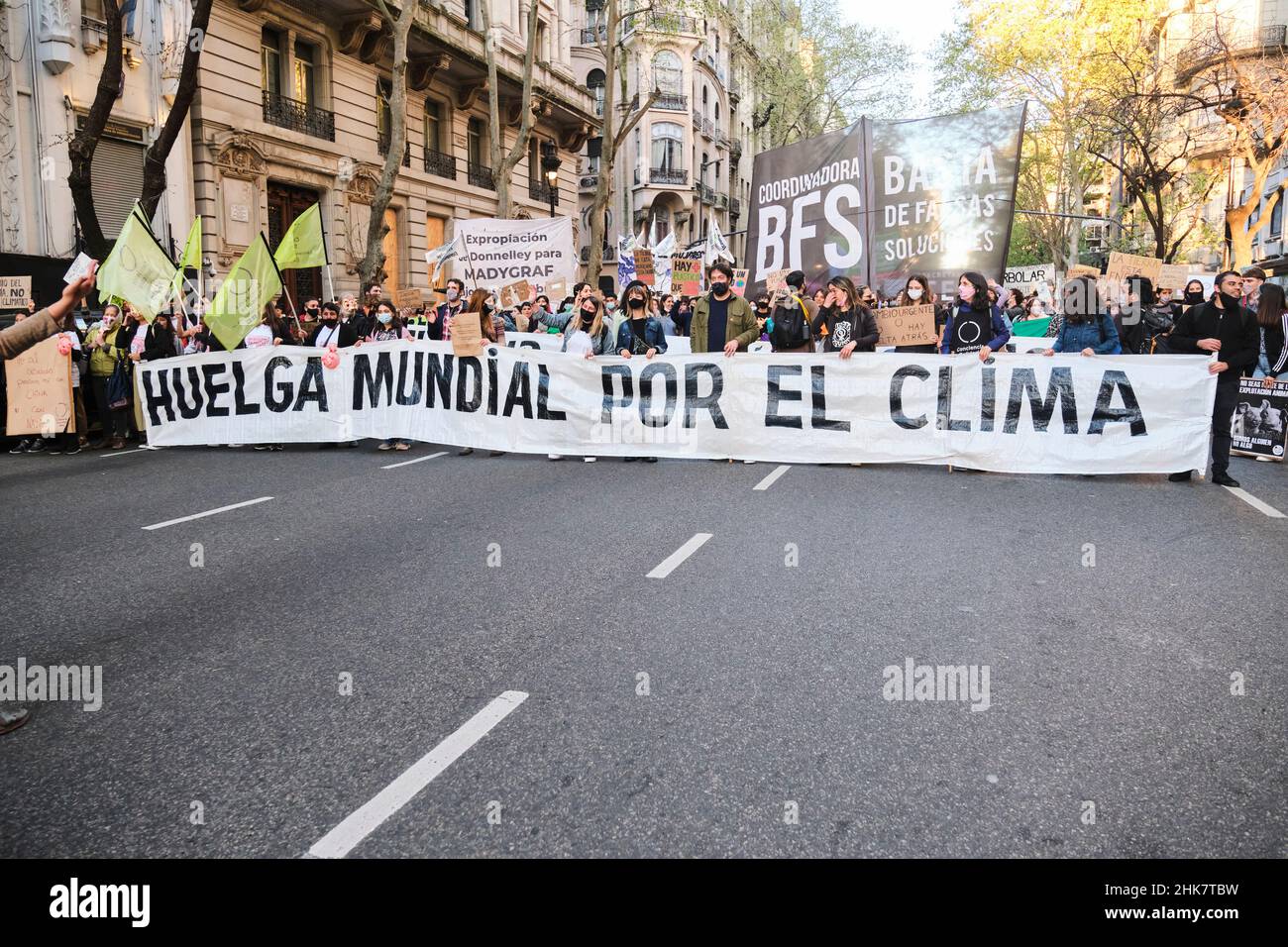 CABA, Buenos Aires, Argentine; 24 septembre 2021 : activisme environnemental,Les gens défilent avec une bannière avec le texte Global Climate Strike. Banque D'Images