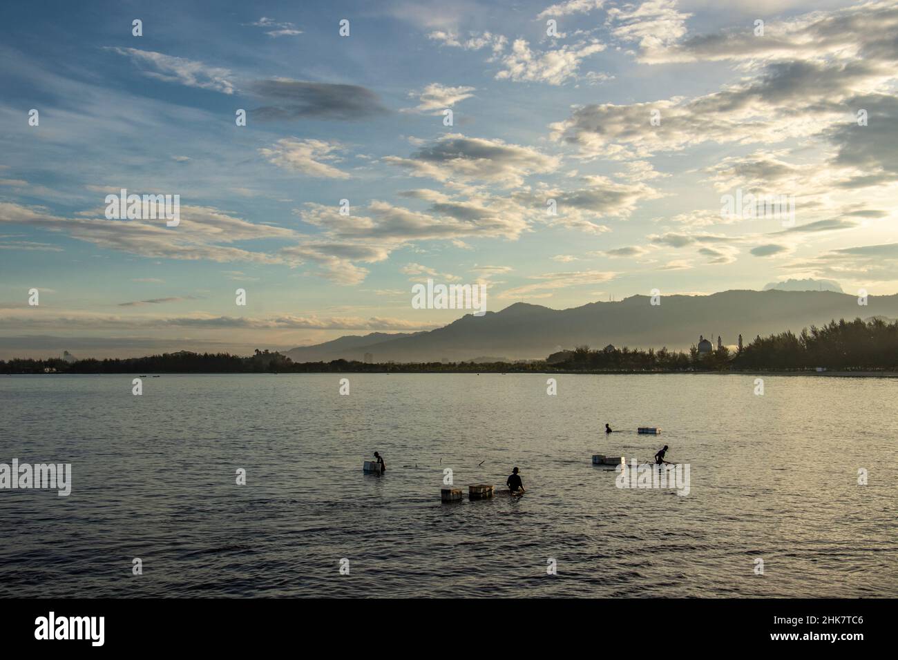 Pêche baie de Likas Kota Kinabalu Sabah Bornéo Malaisie Banque D'Images