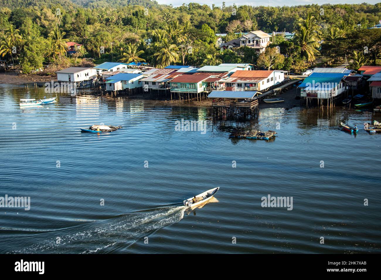 Village de pêcheurs sur la rivière Mengkabong Sabah Bornéo Malaisie Banque D'Images