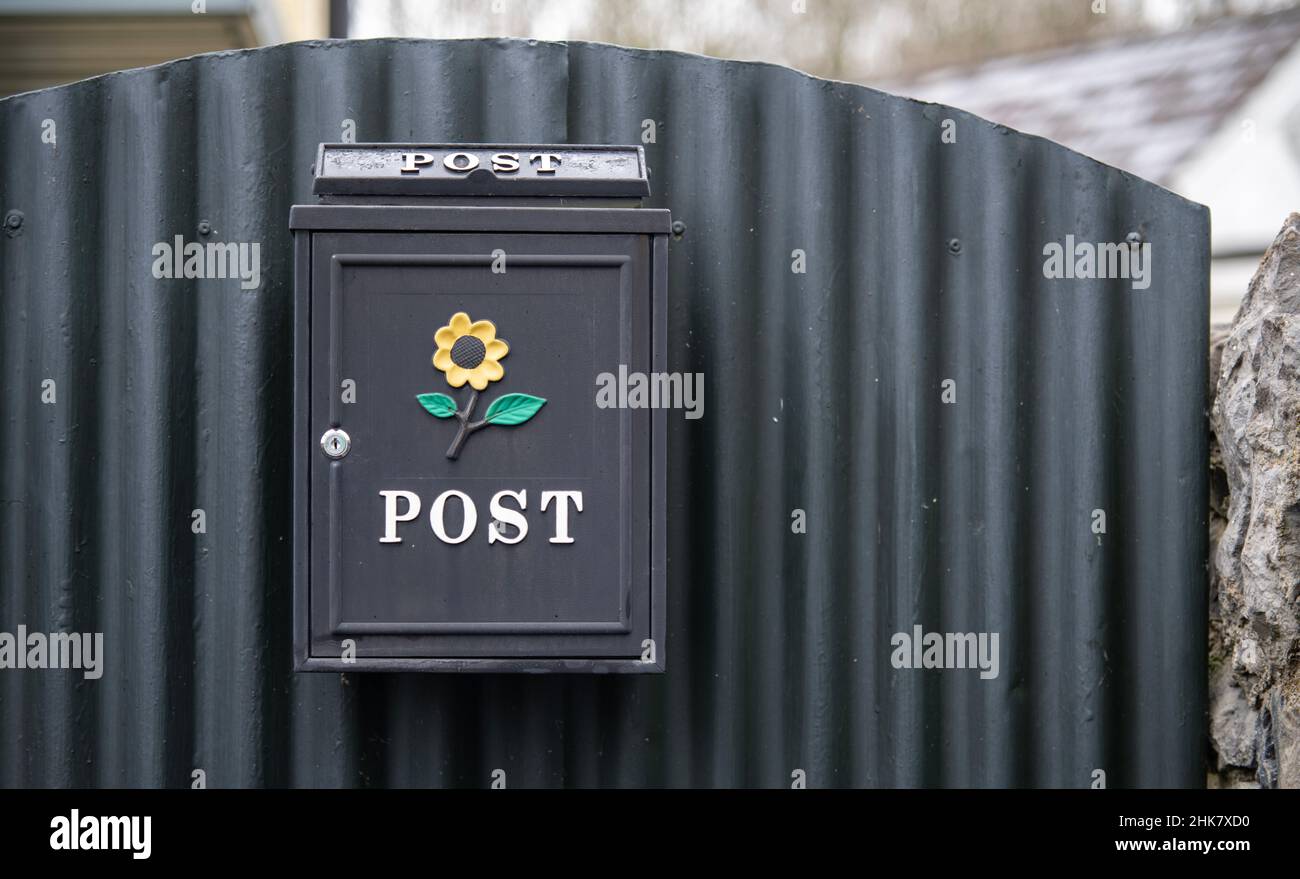 Boîtes aux lettres montées aux portes d'entrée, boîtes aux lettres intégrées dans un mur en pierre, boîtes aux lettres élégantes. Banque D'Images