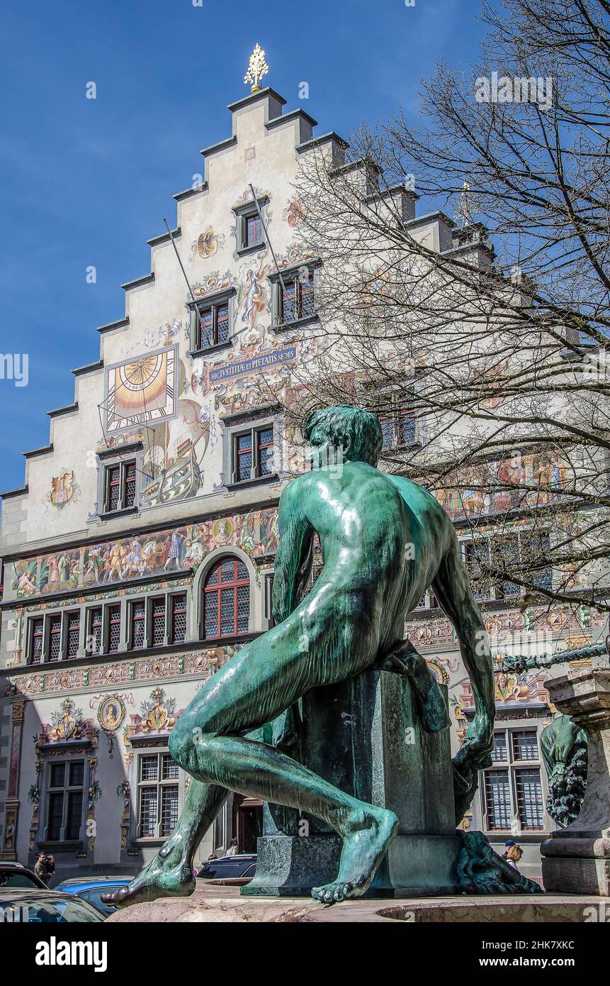 La vieille ville de Lindau est située sur une île historique au bord du lac de Constance avec un charme distinctif entouré d'un lac aux eaux cristallines et d'un environnement luxuriant Banque D'Images