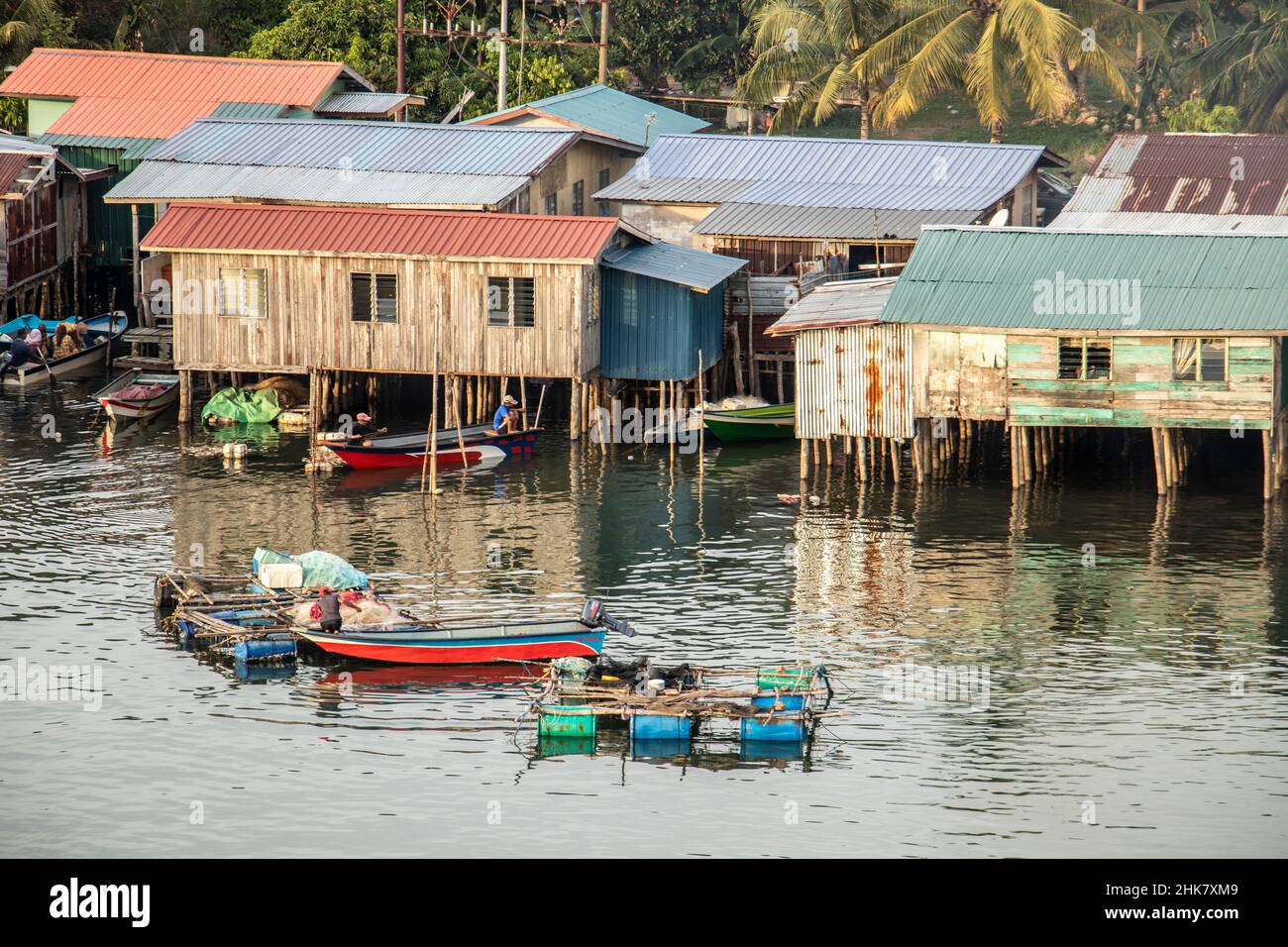 Village de pêcheurs sur la rivière Mengkabong Sabah Bornéo Malaisie Banque D'Images