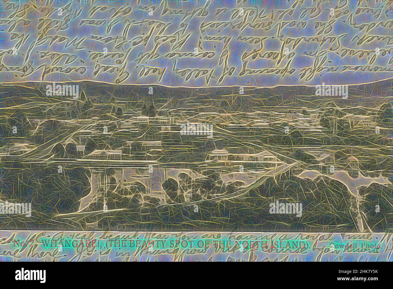 Inspiré par Whangarei (The Beauty Spot of the North Island), studio Muir & Moodie, éditeur, 1900-1903, Dunedin, collotype, Vue depuis la colline du canton, la route menant à la ville est en vue au premier plan. Aussi en vue au premier plan sont les eaux de rivière et le pont qui les traverse, réimaginé par Artotop. L'art classique réinventé avec une touche moderne. Conception de lumière chaleureuse et gaie, de luminosité et de rayonnement de lumière. La photographie s'inspire du surréalisme et du futurisme, embrassant l'énergie dynamique de la technologie moderne, du mouvement, de la vitesse et révolutionne la culture Banque D'Images