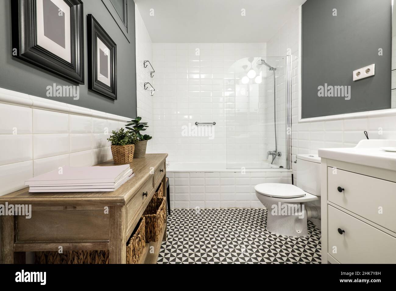 Salle de bains joliment décorée avec carrelage blanc sur les murs