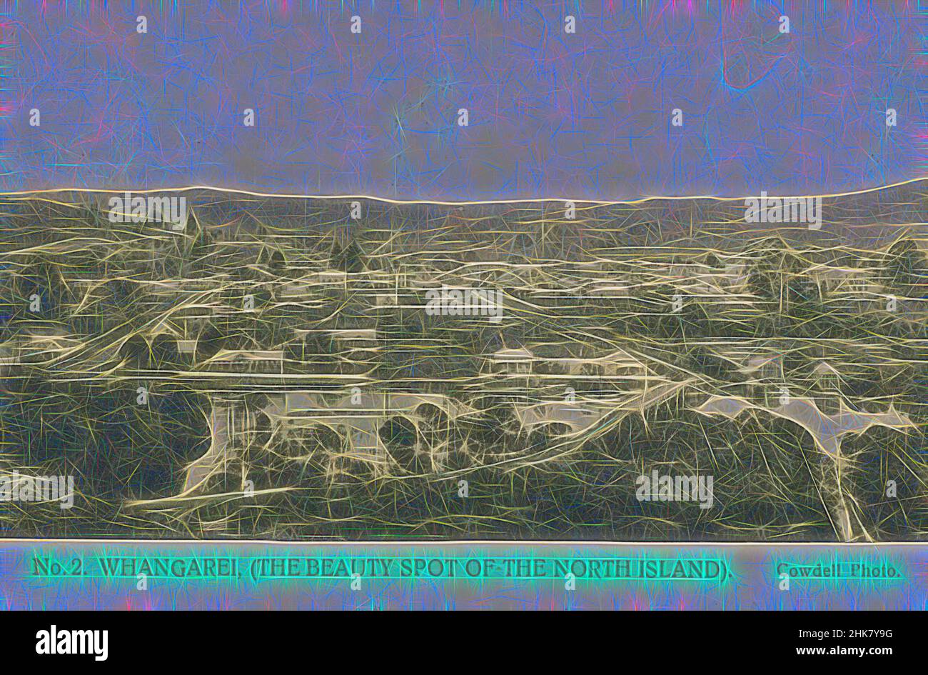 Inspiré par Whangarei (The Beauty Spot of the North Island), studio Muir & Moodie, éditeur, 1900-1903, Dunedin, collotype, Vue depuis la colline du canton, la route menant à la ville est en vue au premier plan. Aussi en vue au premier plan sont les eaux de rivière et le pont qui les traverse, réimaginé par Artotop. L'art classique réinventé avec une touche moderne. Conception de lumière chaleureuse et gaie, de luminosité et de rayonnement de lumière. La photographie s'inspire du surréalisme et du futurisme, embrassant l'énergie dynamique de la technologie moderne, du mouvement, de la vitesse et révolutionne la culture Banque D'Images