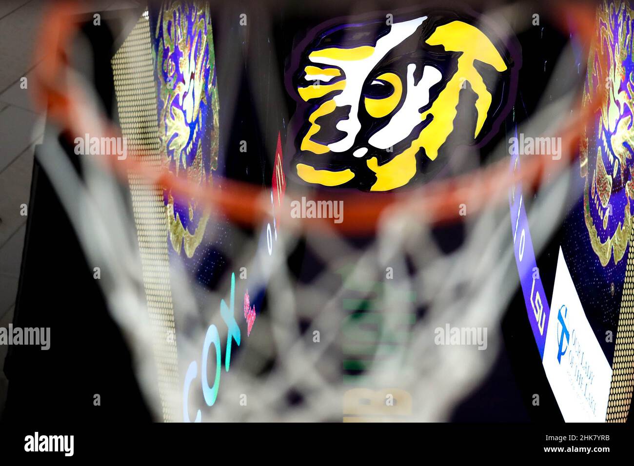 Bâton Rouge, LA, États-Unis.1st févr. 2022.Le logo oeil de tigre LSU brille à travers le filet de basket-ball avant l'action de NCAA Basketball entre les rebelles Ole Miss et les Tigres LSU au centre d'assemblage Pete Maravich à Baton Rouge, LA.Jonathan Mailhes/CSM/Alamy Live News Banque D'Images