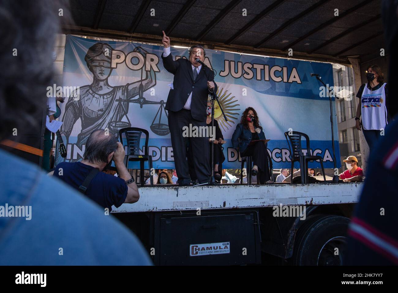 Le juge Juan María Ramos Padilla, l'un des principaux promoteurs de l'appel, prononce son discours lors de la manifestation.sous l'expression "Justice démocratique", diverses organisations sociales, politiques, syndicales et de défense des droits de l'homme mobilisées hier 1 février sur la place Lavalle dans le centre de Buenos Aires.L'appel, qui a été organisé à 6 heures, a eu lieu devant le Palais de Justice.Les manifestants ont crié à des slogans comme « l'impunité des manifestants », exigé « la fin de la légalité », répudié « la Cour suprême de Mafia » et exigé une réforme judiciaire.Le juge Juan María Ramos Padi a assisté à la marche Banque D'Images