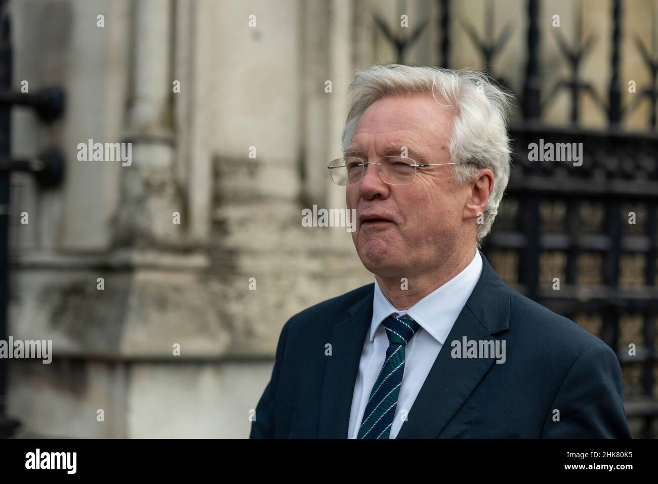 Le député David Davis arrive au Parlement et tire le visage des manifestants anti-Brexit Banque D'Images