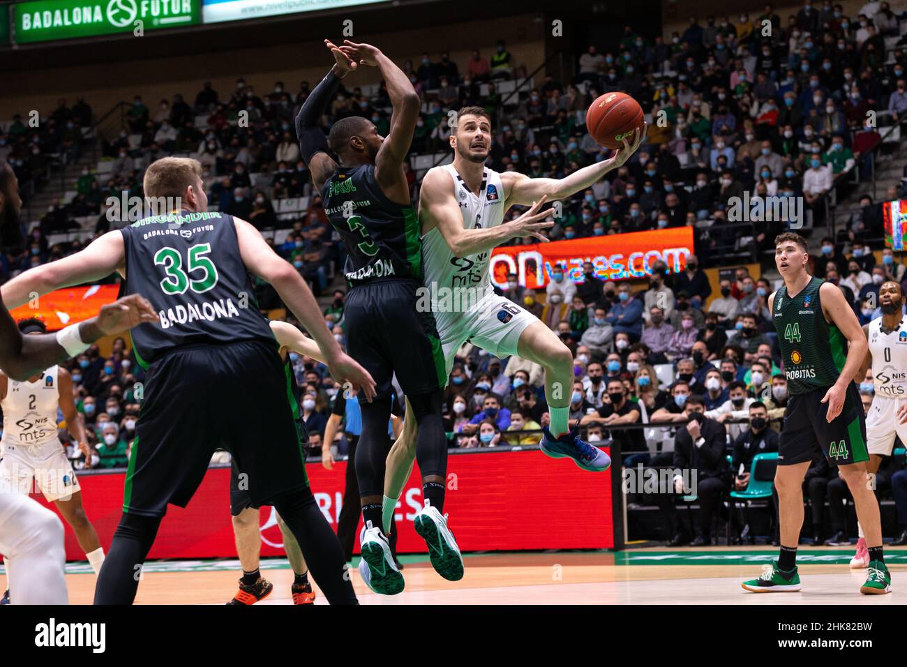 Badalona, Espagne.2nd févr. 2022.Nemanja Dangubic de Partizan NIS Belgrade en action avec Brandon Paul de Joventut Badalona pendant l'Eurocup 7 jours de match entre Club Joventut Badalona et Partizan NIS Belgrade au Palau Olimpic de Badalona à Barcelone.(Image de crédit : © David Ramirez/DAX via ZUMA Press Wire) Banque D'Images