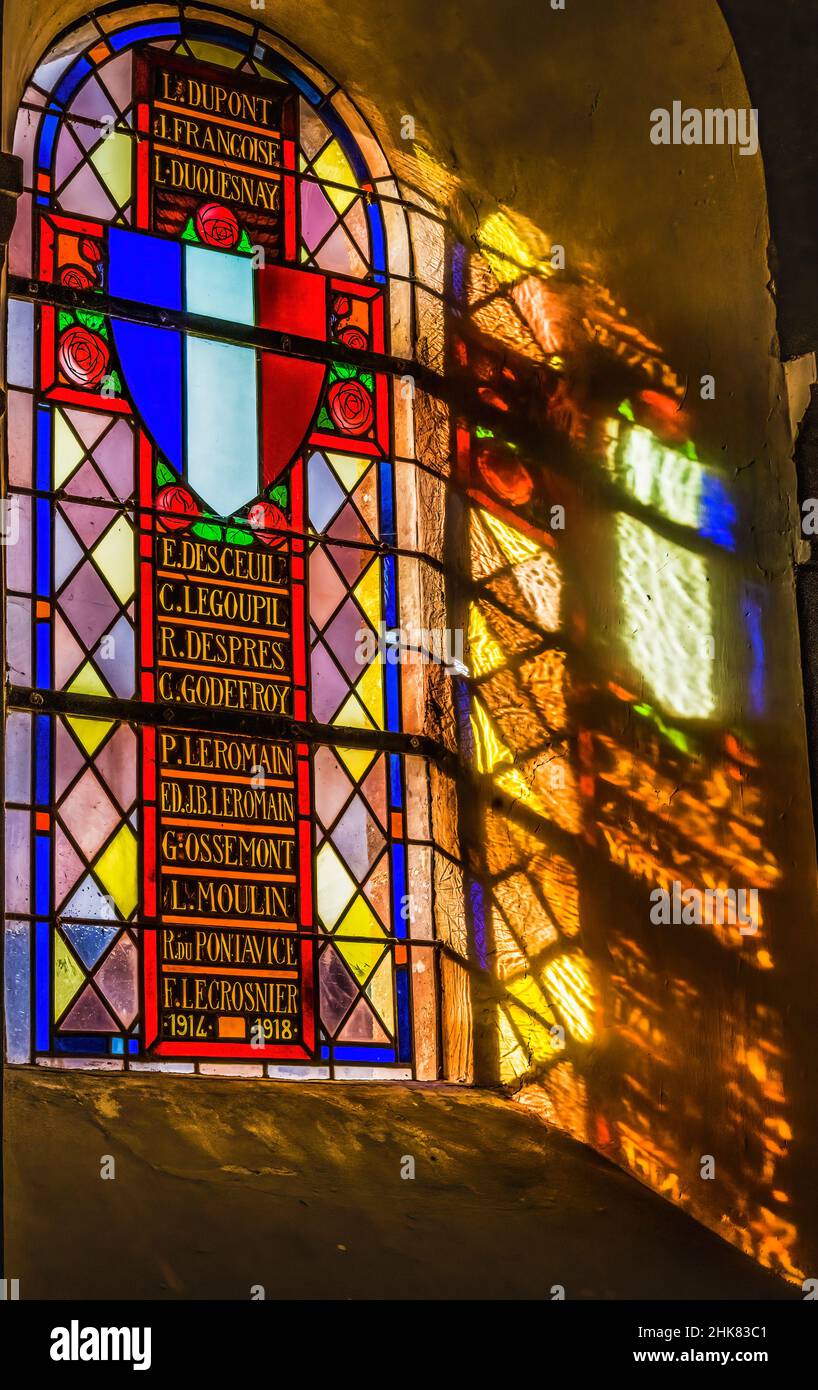 Coloré Vitrail Mémorial de réflexion à la guerre mondiale 1 Dead Saint Laurent Eglise Longues-sur-mer Normandie France.Ancienne église catholique près de l'allemand Banque D'Images