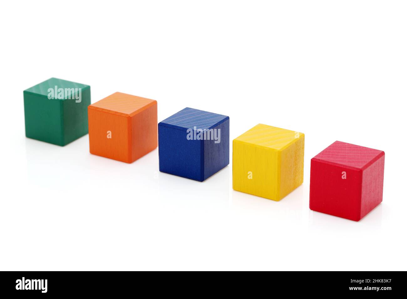 rangée de blocs de construction en bois colorés sur fond blanc Banque D'Images