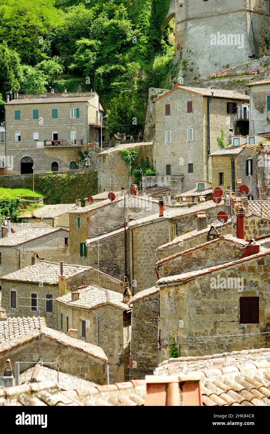 Toits de Sorano, une ancienne ville médiévale de colline accrochée à une pierre de tuf sur la rivière lente.Patrimoine étrusque.Province Grosseto, Toscane, Italie Banque D'Images