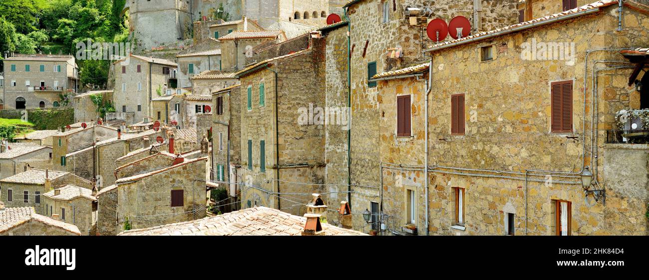 Toits de Sorano, une ancienne ville médiévale de colline accrochée à une pierre de tuf sur la rivière lente.Patrimoine étrusque.Province Grosseto, Toscane, Italie Banque D'Images