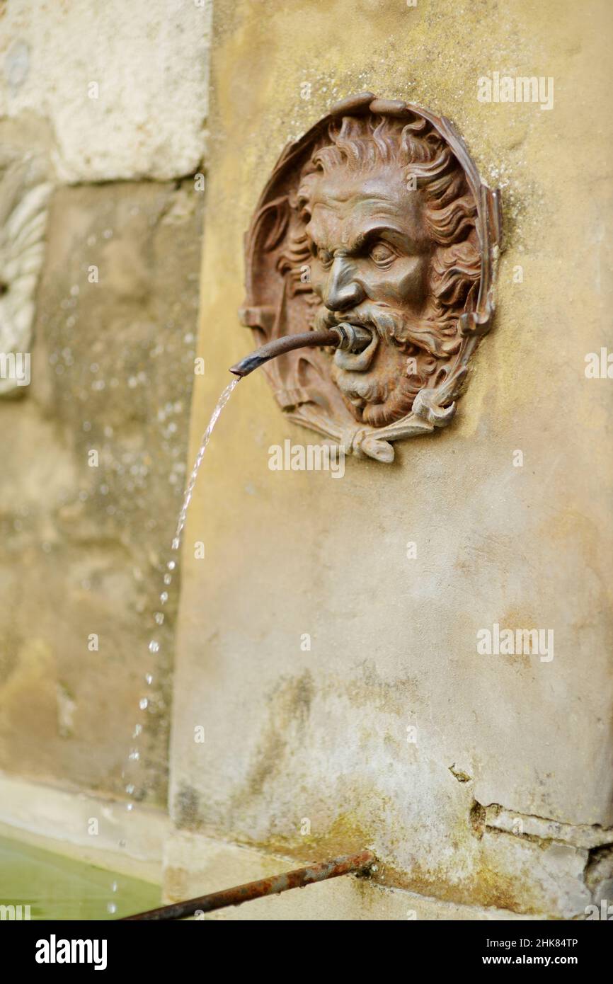 Ancienne fontaine d'eau potable de la célèbre ville de Pitigliano, située au sommet d'une crête volcanique de tufa.Belles villes et villages italiens.Patrimoine étrusque Banque D'Images