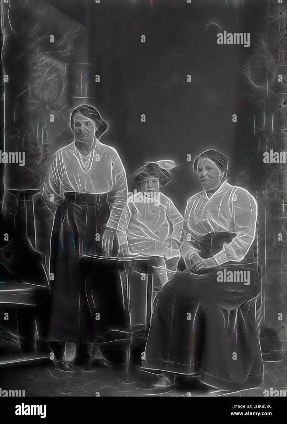 Inspiré par Flanigan 6 BKK CAB, Berry & Co, vers 1920, Wellington, deux femmes, Une assise et une debout, et une petite fille assise sur une table, réimaginée par Artotop. L'art classique réinventé avec une touche moderne. Conception de lumière chaleureuse et gaie, de luminosité et de rayonnement de lumière. La photographie s'inspire du surréalisme et du futurisme, embrassant l'énergie dynamique de la technologie moderne, du mouvement, de la vitesse et révolutionne la culture Banque D'Images