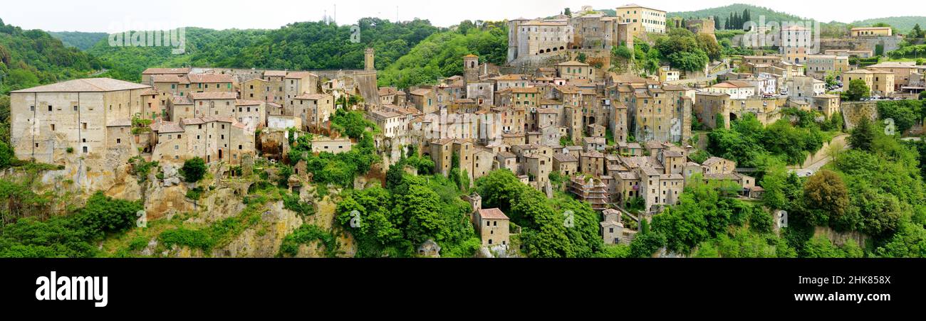 Toits de Sorano, une ancienne ville médiévale de colline accrochée à une pierre de tuf sur la rivière lente.Patrimoine étrusque.Province Grosseto, Toscane, Italie Banque D'Images