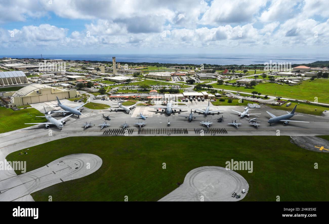 Les membres de la U.S. Air Force, de la Japan Air Self-Defense Force et de la Royal Australian Air Force posent pour une photo de groupe lors de l'exercice Cope North à la base aérienne d'Andersen, Guam, le 2 février 2022.Cope North a débuté en 1978 avec l’objectif d’accroître la capacité de combat et d’améliorer l’intégration des combattants entre l’Armée de l’air américaine et les Forces de défense Air-Self du Japon.(É.-U.Photo de la Force aérienne par Tech.Sgt.Matthew Lotz) Banque D'Images