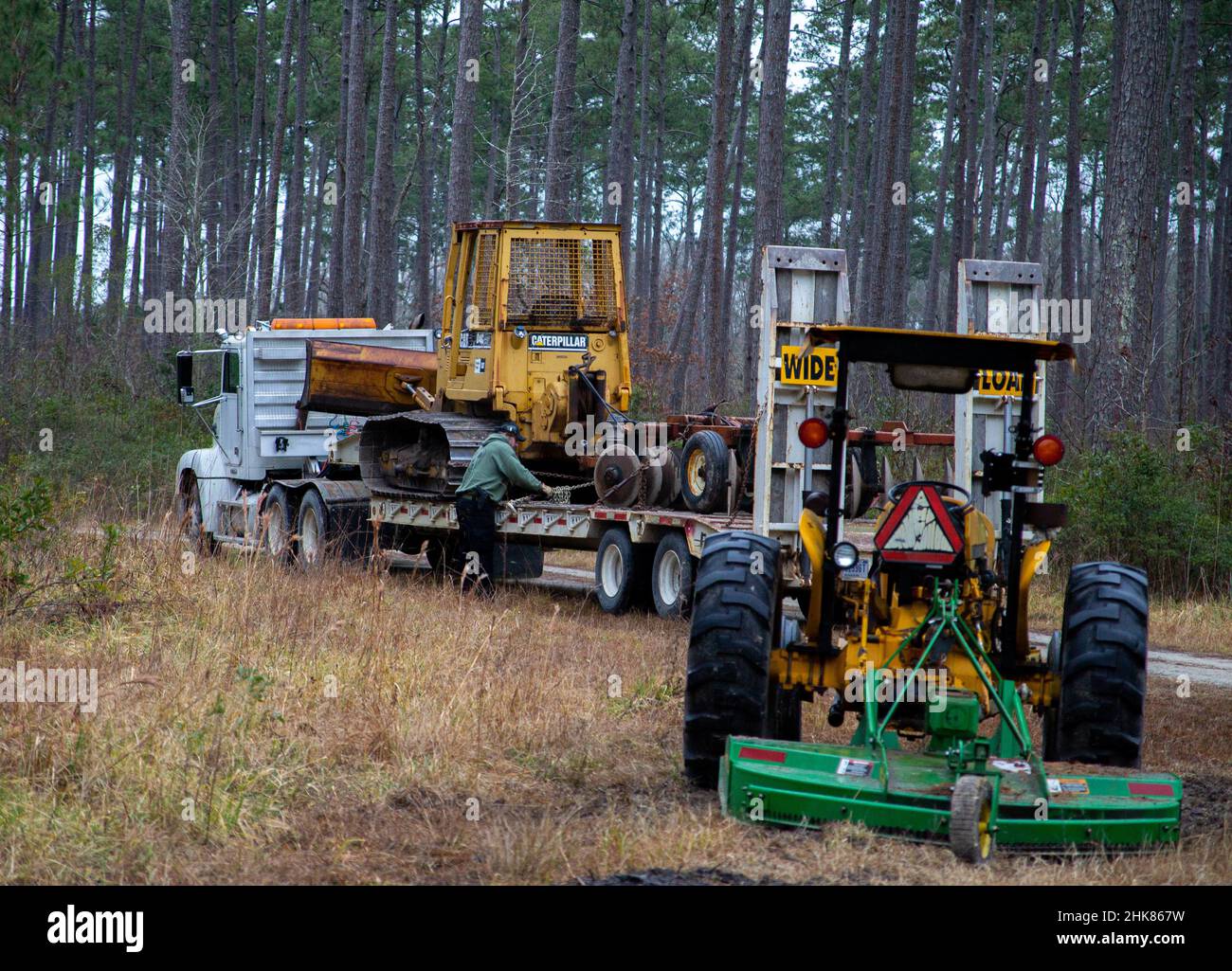 Glenn Catoe, un agent d'application de la loi sur la conservation et gardien de gibier, décharge un petit bouteur D4 et un disque forestier lourd à la Station aérienne du corps marin (MCAS) Cherry point, Caroline du Nord, le 25 janvier 2022.La conversion vise à promouvoir l'amélioration de l'habitat faunique et à offrir des loisirs au personnel de la MCAS Cherry point et à leurs familles.(É.-U.Photo du corps marin par lance Cpl.Symira Bostic) Banque D'Images