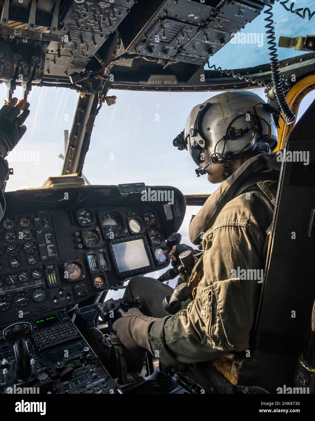 MER DE SULU (janv30, 2022) le capitaine du corps maritime américain Michael Fecteau, un pilote de Super Stallion CH-53E affecté à l'escadron de Tiltrotor Marines Medium (VMM) 165 (renforcé), 11th Marine Expeditionary Unit (MEU), originaire de Moorpark, Californie, vole un Super Stallion au-dessus de la mer de Sulu pendant l'exercice maritime Philippines (MAREX), janvier 30.MAREX pH démontre l'engagement des États-Unis envers la région et nos alliés de longue date issus de traités.Nous cherchons à établir des relations durables et mutuellement bénéfiques et à investir dans la formation pour assurer un Indo-Pacific libre et ouvert.(É.-U.Photo du corps marin par Cpl.Patrick Katz Banque D'Images