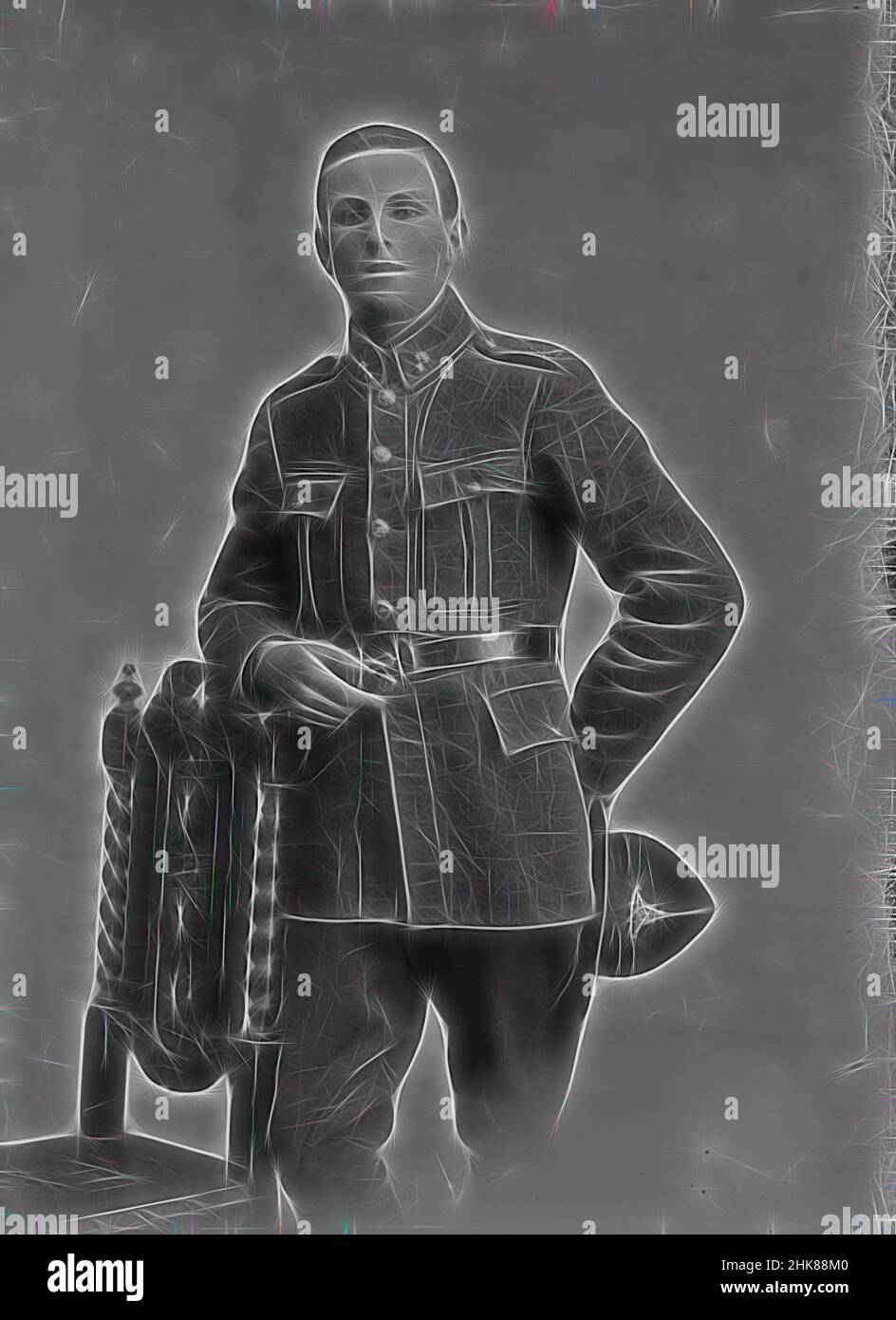 Inspiré par Gunner William James Parks, Berry & Co, studio de photographie, 1914-1919, Wellington, Vue de mi-longueur d'un homme dans l'uniforme d'un Gunner dans l'Artillerie de Nouvelle-Zélande. debout à côté d'une chaise et tenant un chapeau de "citron-presse", réimaginé par Artotop. L'art classique réinventé avec une touche moderne. Conception de lumière chaleureuse et gaie, de luminosité et de rayonnement de lumière. La photographie s'inspire du surréalisme et du futurisme, embrassant l'énergie dynamique de la technologie moderne, du mouvement, de la vitesse et révolutionne la culture Banque D'Images