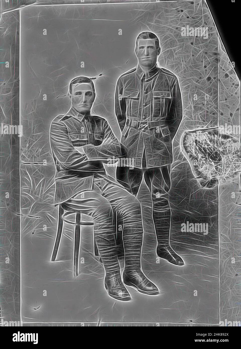 Inspiré d'une copie d'un portrait de deux éleveurs de fusils de la New Zealand Rifle Brigade, inscrit Rawlins ou Rawlings, Berry & Co, rédacteur, 1917-1920, Wellington, Repensé par Artotop. L'art classique réinventé avec une touche moderne. Conception de lumière chaleureuse et gaie, de luminosité et de rayonnement de lumière. La photographie s'inspire du surréalisme et du futurisme, embrassant l'énergie dynamique de la technologie moderne, du mouvement, de la vitesse et révolutionne la culture Banque D'Images